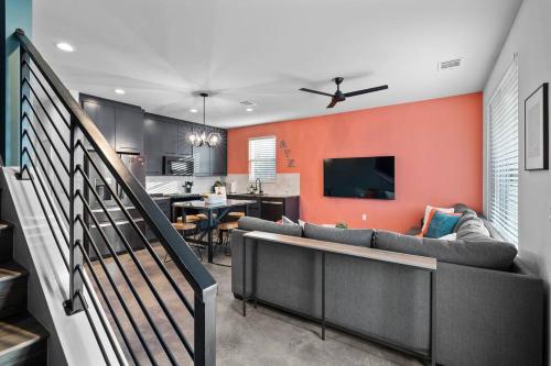 Downtown Gateway: Stylish Nest Near Austin Airport in Austin, USA