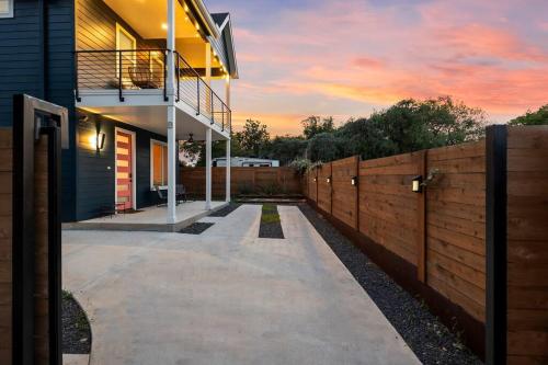 Downtown Gateway: Stylish Nest Near Austin Airport in Austin, USA