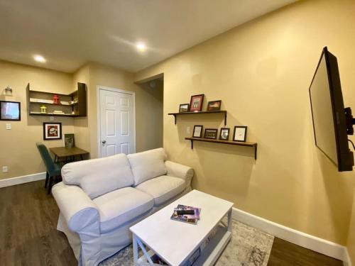 Large Townhouse, Lower Floor with AC, City Center