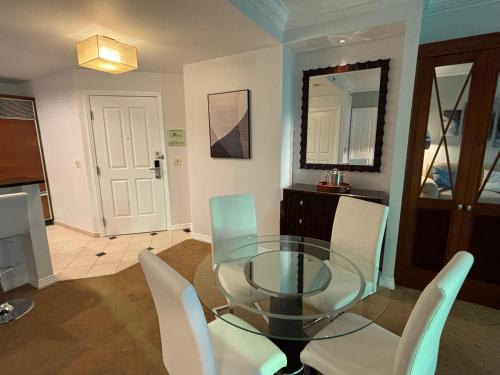Panorama Vista Suite- 1br 2ba, Full Kitchen, Strip View, Balcony, Corner Unit - Tap to explore photos