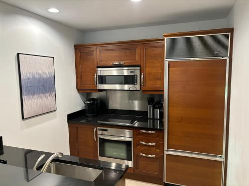 Panorama Vista Suite- 1br 2ba, Full Kitchen, Strip View, Balcony, Corner Unit - Tap to explore photos