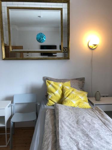 Apartment in Gelb, mit Balkon, Kamin, 50 Schritte zu Radweg, ideal for Long Stay, 4 Singles in Single Rooms 1