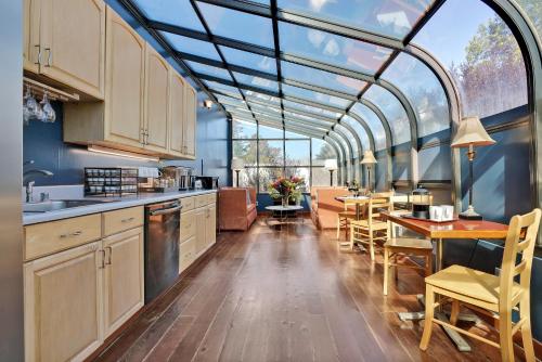 ห้องส่วนกลางสำหรับนั่งเล่น/ดูทีวี, โบเดกา เบย์ อินน์ (Bodega Bay Inn) in โบเดกาเบย์ (CA)