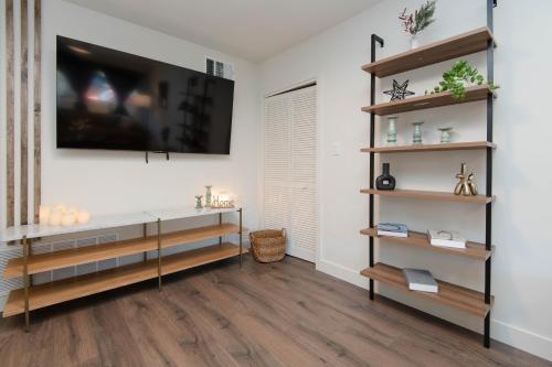 Stylish Apartment Near DTLA in Los Angeles, USA