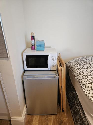 Entire en-suite room in Windsor home with free parking, Windsor (foto 7)