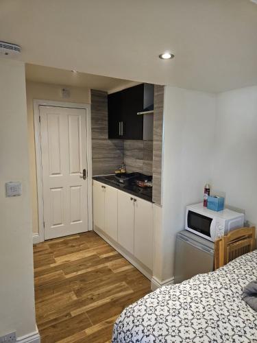 Entire en-suite room in Windsor home with free parking, Windsor (foto 8)