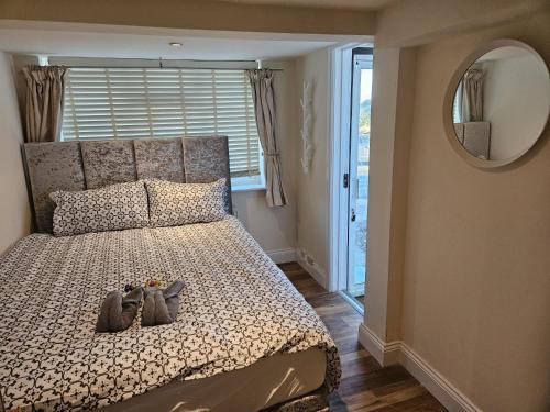 Entire en-suite room in Windsor home with free parking, Windsor (foto 9)