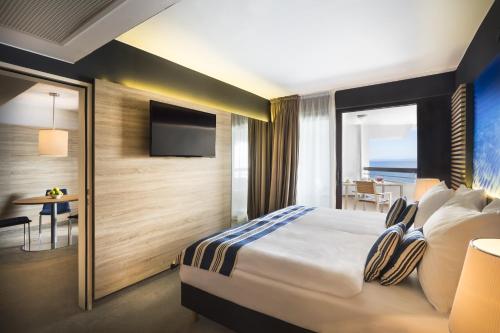 Suite with Sea View image 5