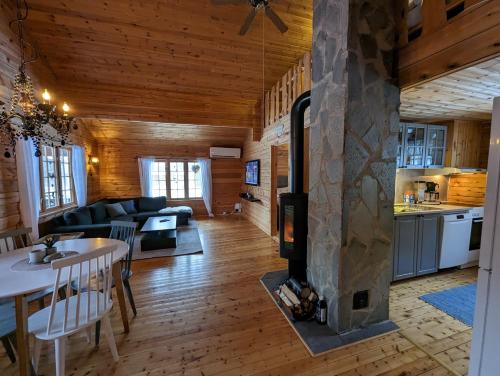 Tommy and Ailins cabin Tommy and Ailins cabin