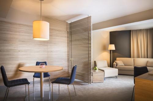 Suite with Sea View image 2