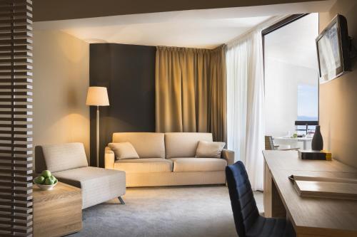 Suite with Sea View image 4