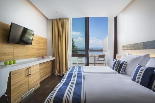 Premium Double Room with Sea View image 4
