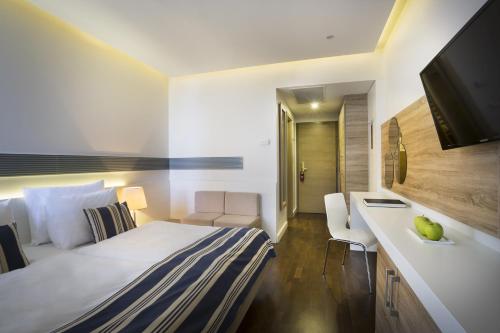 Premium Double Room with Sea View image 3