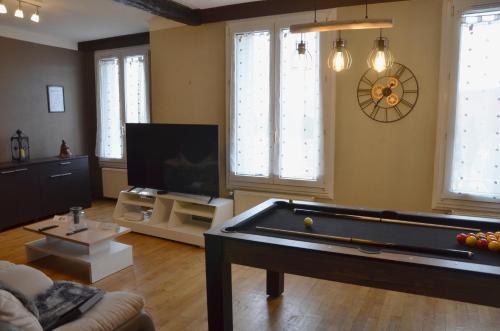 Spacieux - LITERIE HAUT DE GAMME - Billard - Fléchette -TV 65" - Netflix - Amazon Prime- LIT KING SIZE - 4 chambres - Jeux enfants - Terrasse - Barbecue