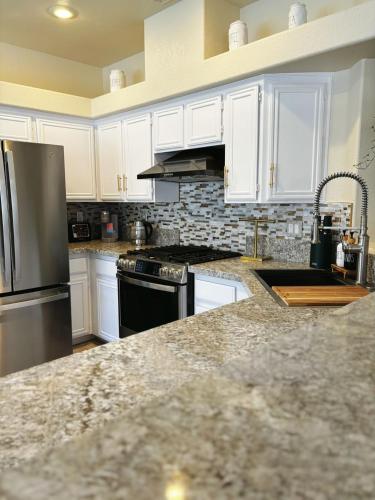 Fragrant Finnish Sauna & Cozy Pool with French 3br, Las Vegas (photo 6)
