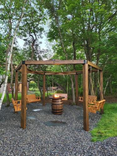 Entire cottage, Firepit, BBQ, in & out pool access in Long Pond, USA
