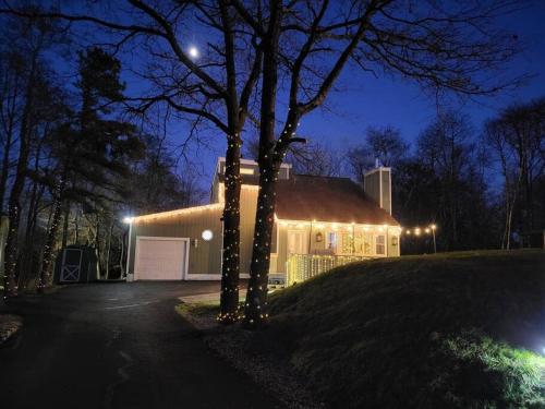 Entire cottage, Firepit, BBQ, in & out pool access in Long Pond, USA