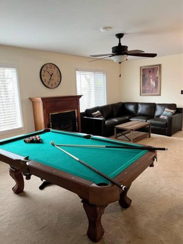 Entire cottage, Firepit, BBQ, in & out pool access in Long Pond, USA