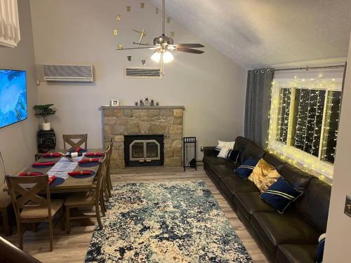 Entire cottage, Firepit, BBQ, in & out pool access in Long Pond, USA