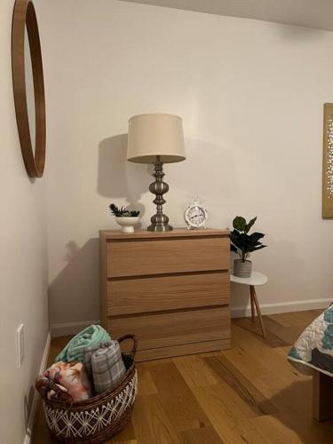 Entire cottage, Firepit, BBQ, in & out pool access in Long Pond, USA