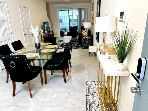 Luxurious family-friendly home in Oakleaf image