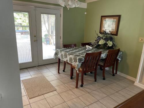 Waynes Place-Hot tub, pet friendly. Close to HPU in High Point, USA