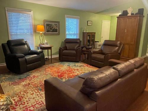 Waynes Place-Hot tub, pet friendly. Close to HPU in High Point, USA