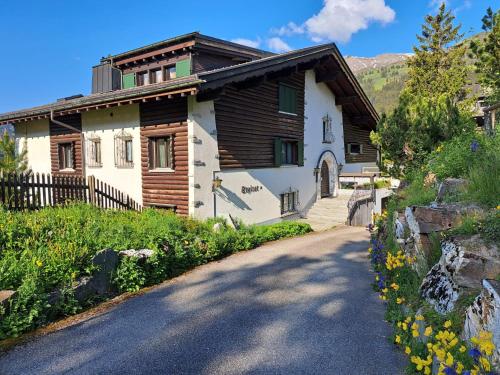 Apartment with Mountain View