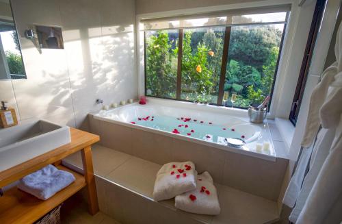 Удобства, The Retreat - Luxury Hillside villa at Te Ngaere Bay in Каео
