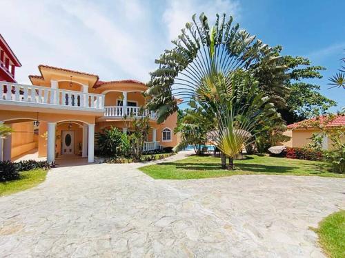 Luxury Villa Classic style - 7 min. from the beach