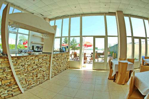 Restaurant, Jijo's Hotel in Mamaia