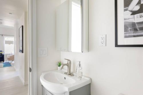 Hollywoodland Suite Built in Exquisite Contemporary Style in Los Angeles, USA
