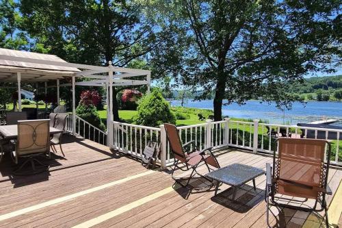 Spacious Lakefront - Remodeled, Views & All Amenities Included