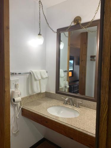 Bridge Inn Tomahawk -1st Floor, 2 Queen Size Bed, Walkout, River View in Tomahawk, USA