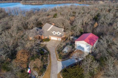 Quiet 1 Acre Lake House Nestled in the Woods 4B/4B in Little Elm, USA