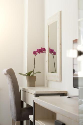 Standard Double or Twin Room image 6