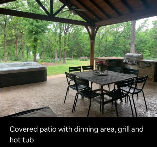 Quiet 1 Acre Lake House Nestled in the Woods 4B/4B in Little Elm, USA