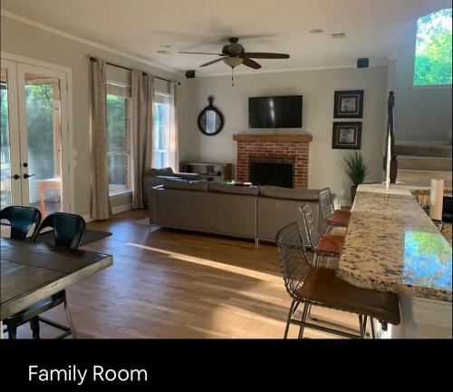 Quiet 1 Acre Lake House Nestled in the Woods 4B/4B in Little Elm, USA