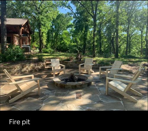 Quiet 1 Acre Lake House Nestled in the Woods 4B/4B in Little Elm, USA