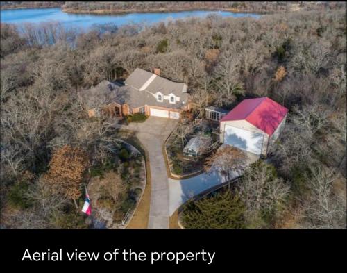 Quiet 1 Acre Lake House Nestled in the Woods 4B/4B in Little Elm, USA