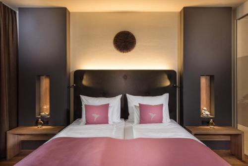 1 queen bed, 1 sofa bed