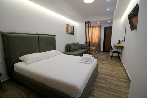 Triple Room with Balcony image 7