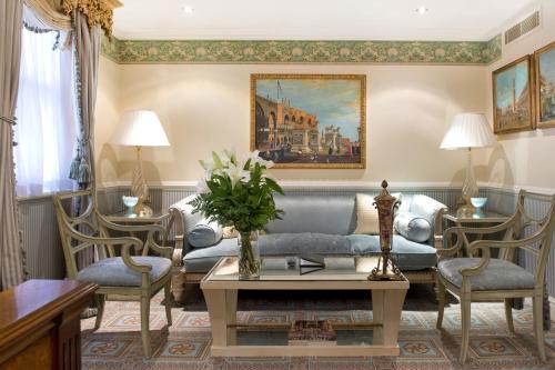 52207459 Milestone Hotel Kensington