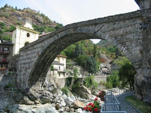 Casa Vignolet : la finestra su Pont-Saint-Martin