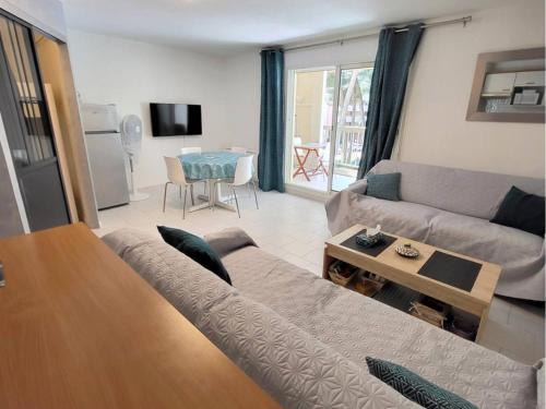 Appartement Six-Fours-les-Plages, 2 pièces, 5 personnes - FR-1-316-154 - Location saisonnière - Six-Fours-les-Plages