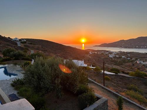 Stelios-Korina Villa with Pool and Stunning View in Syros Posidonia