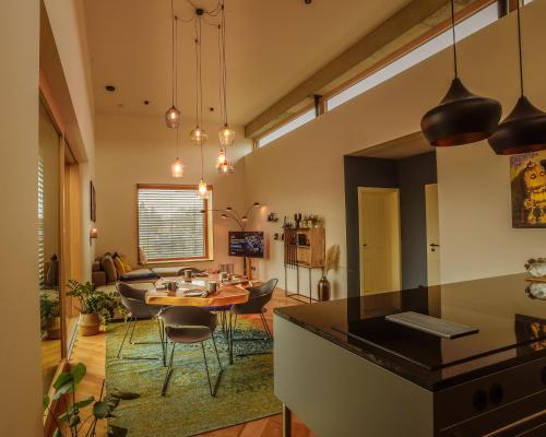 virtuve, Der Schwarzbau - Luxus Ferienhaus und Ferienwohnung in Runding