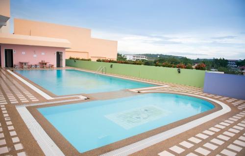 Swimming pool, Phayao Gateway Hotel in Phayao