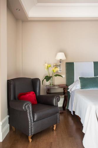 1 queen bed, 1 sofa bed