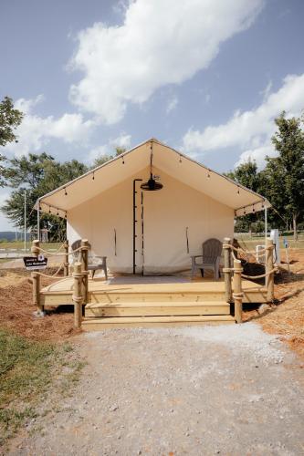 XLg Porch Deluxe glamping tents @ Lake Guntersville State Park in Guntersville (Alabama)